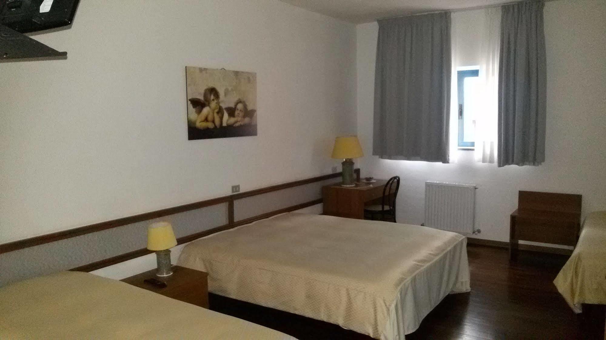 Hotel Cristallo Assergi Εξωτερικό φωτογραφία